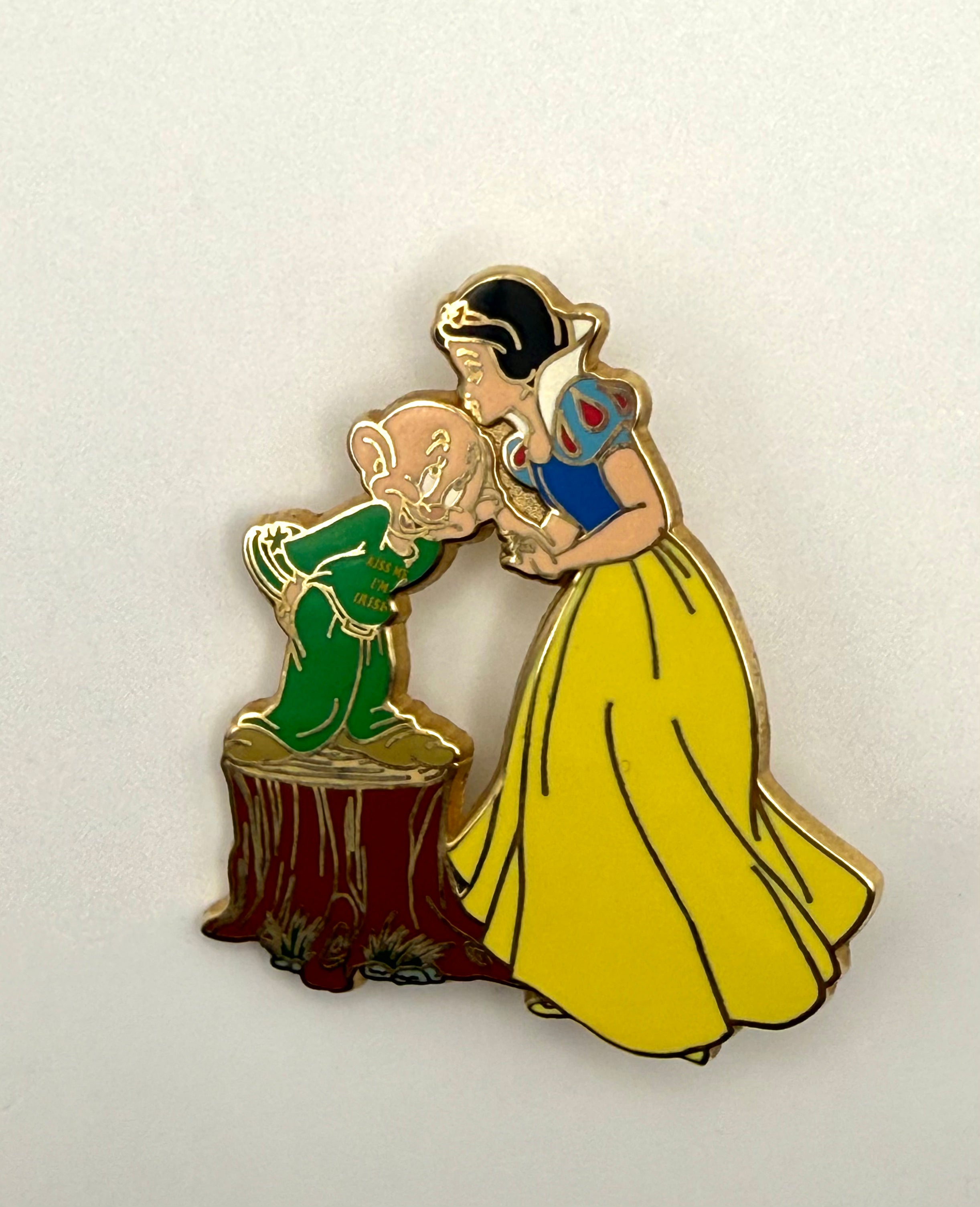 DS Disney Pin Snow White and Dopey Kiss Me I'm Irish LE 250 60389